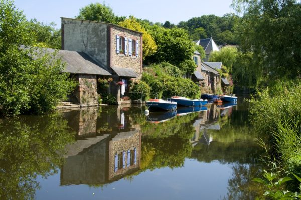 maisons et bateaux au bord de l'eau