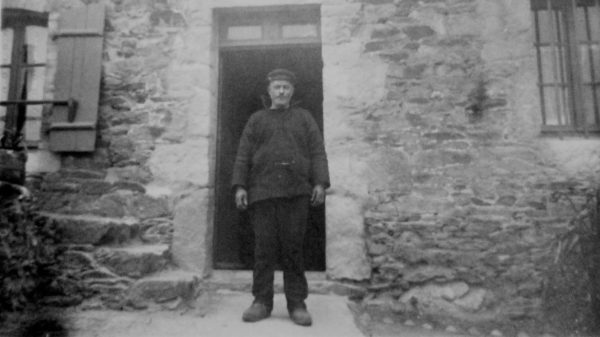 Louis BERNARD, devant sa maison de Toul Broch, DR