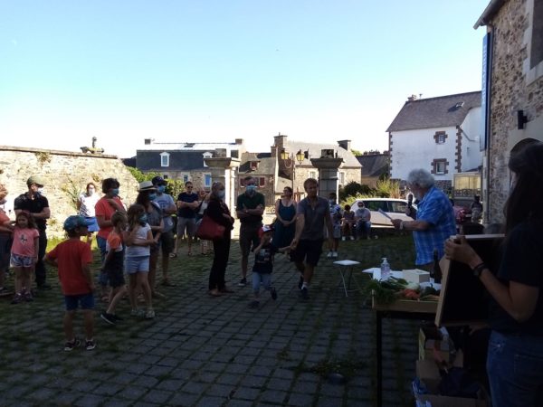 Participants au jeu de piste à Ploubazlanec