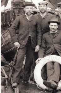 Le capitaine Floury avec un parapluie à la main.