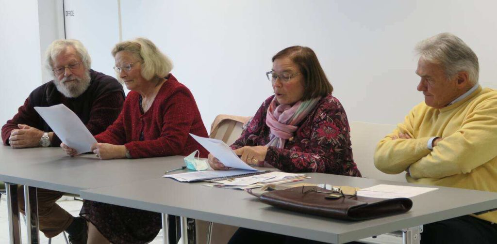 bénévoles assis devant une table
