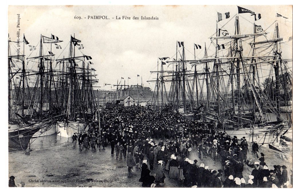 procession religieuse sur les quais de Paimpol