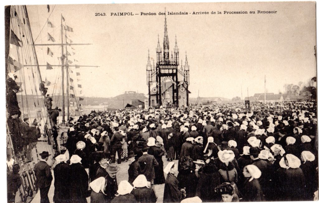 procession religieuse sur les quais de Paimpol