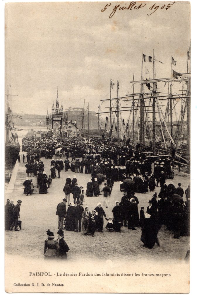 procession religieuse sur les quais de Paimpol