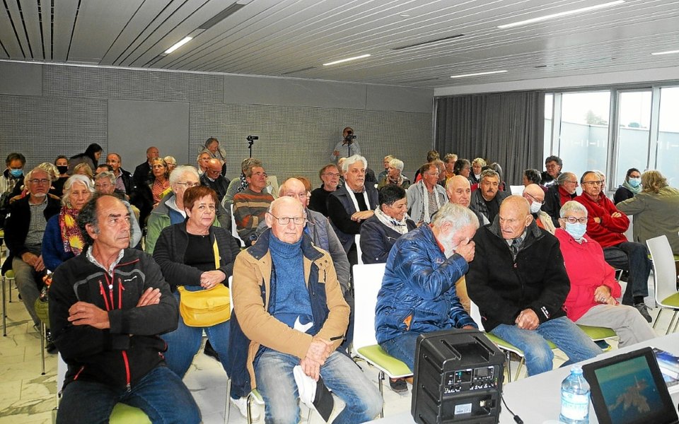 Salle de conférence remplie pour écouter Gérard Raoul