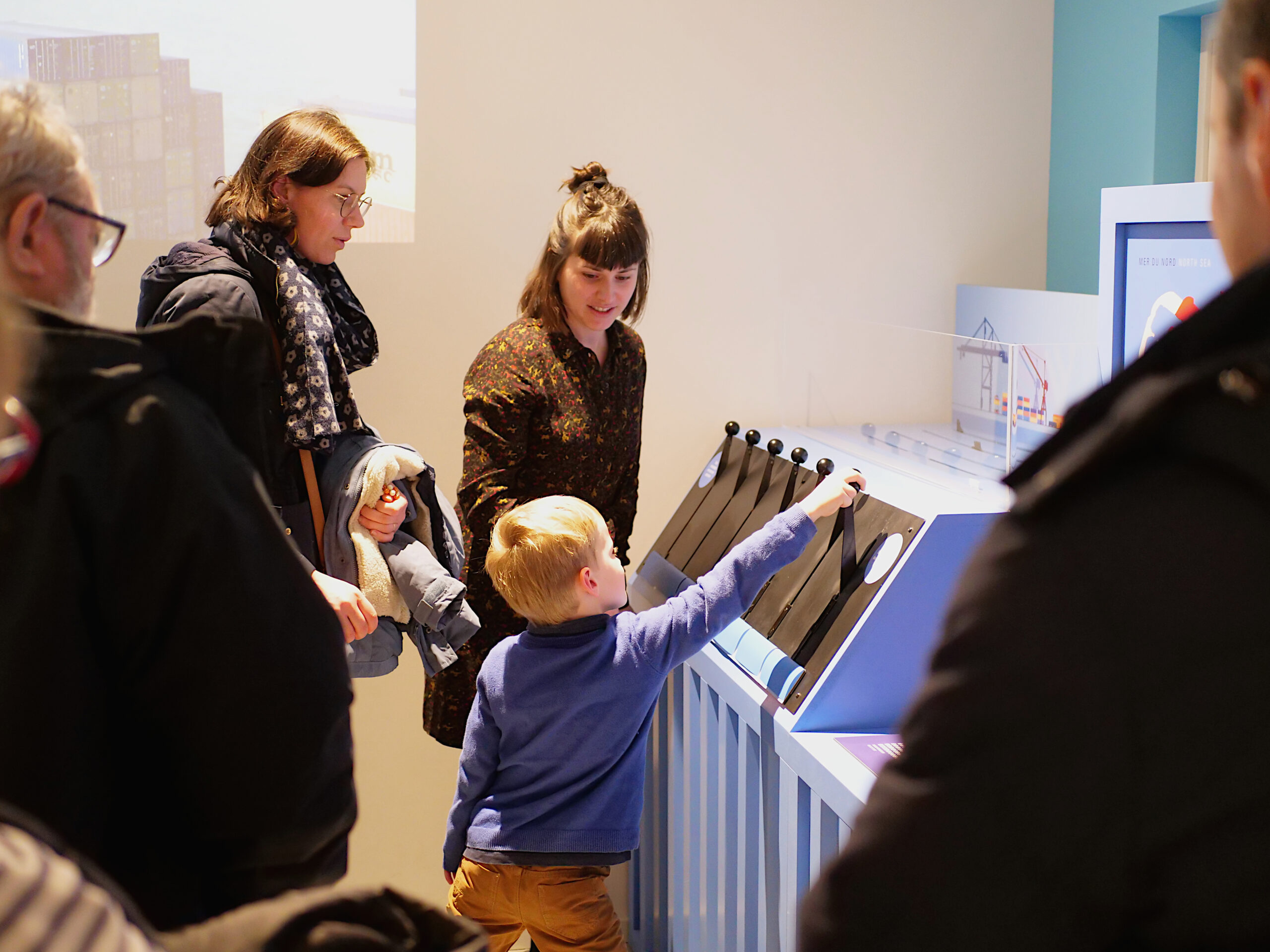 Visite de l’exposition L’Appel du large Un groupe suit la visite guidée de l'exposition L'Appel du large.