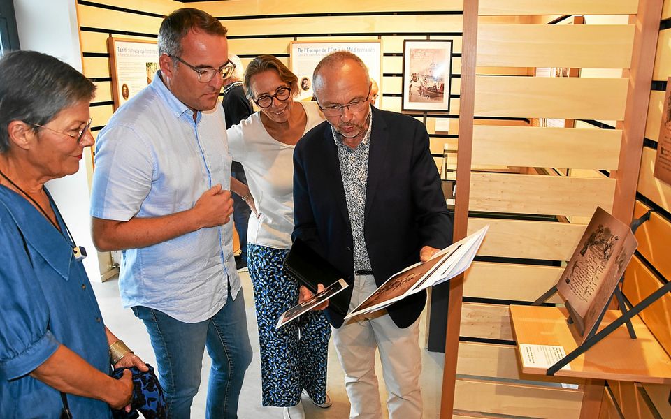 Un groupe visite l'exposition