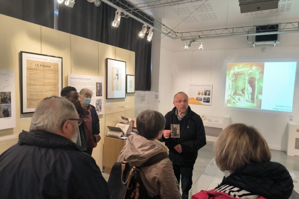 Un groupe visite une exposition