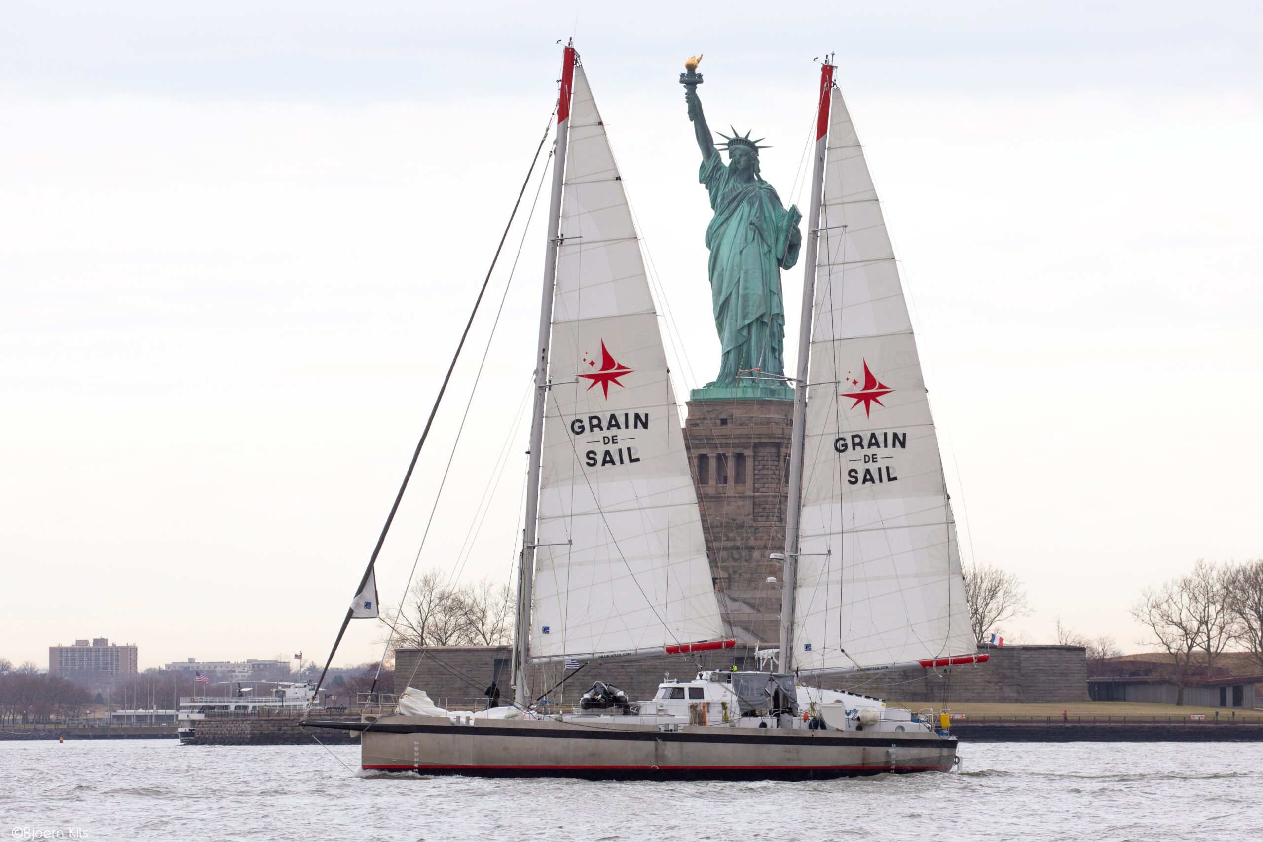 Cargo à voile devant la statue de la Liberté