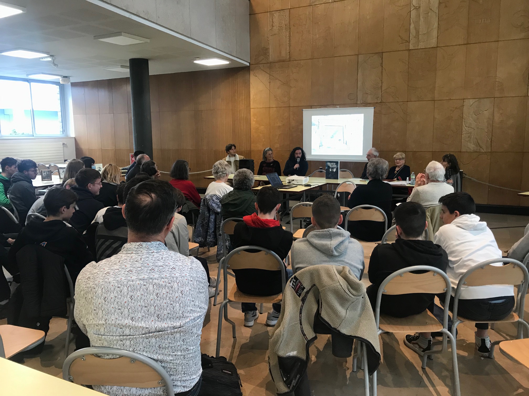 Un groupe de personnes participent à une rencontre au lycée maritime.