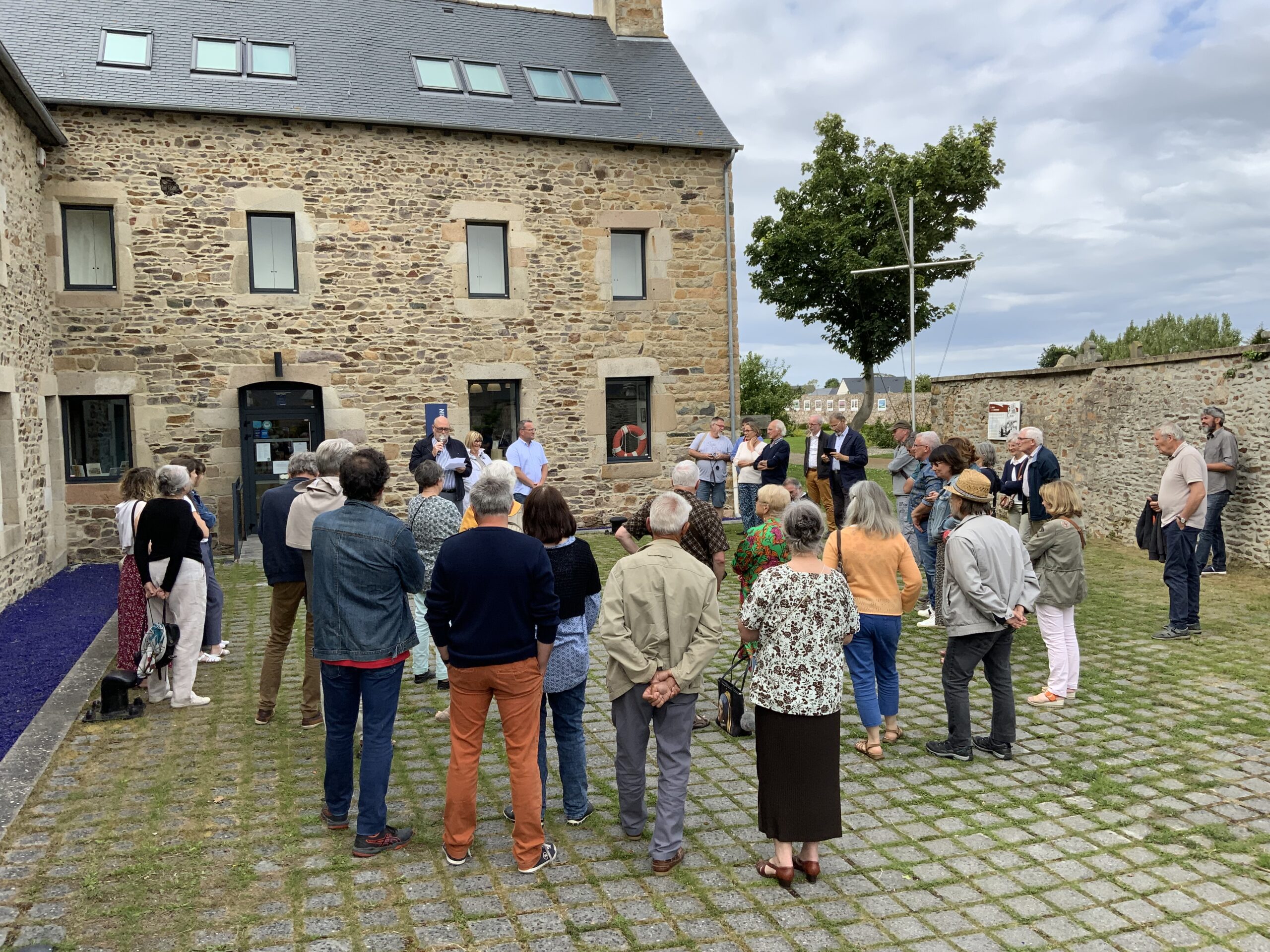 Un groupe rassemblé devant Milmarin.