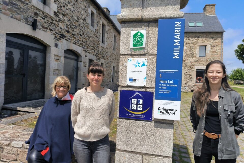 L'équipe pose devant la plaque indiquant l'obtention de la marque Tourisme et handicap.