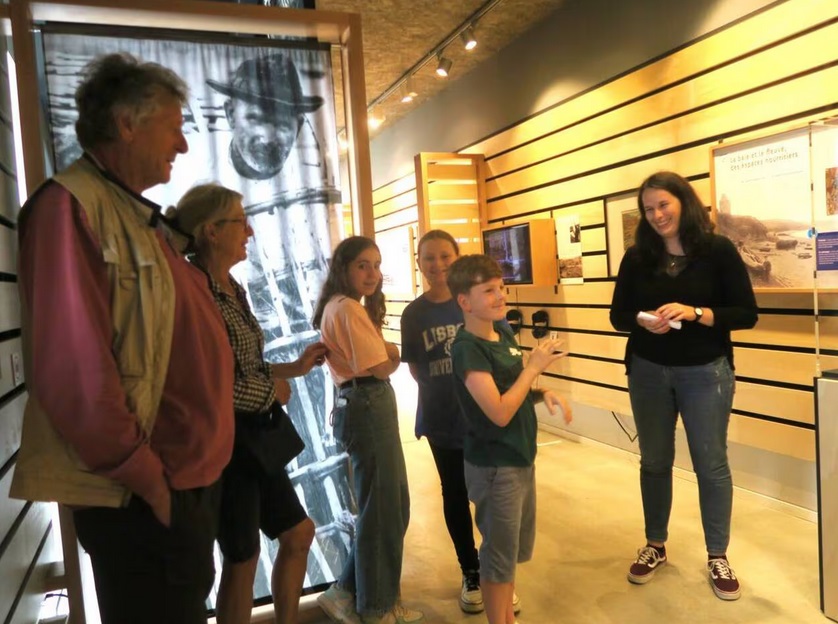Des visiteurs découvrent la nouvelle exposition