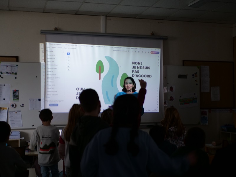 Romane Plumer-Chabot anime un atelier à l'école de Ploubazlanec