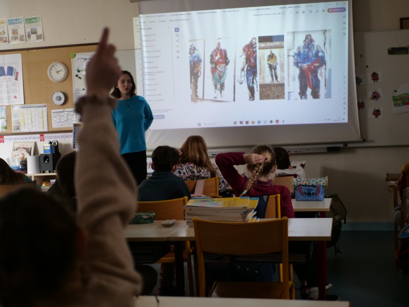 Romane Plumer-Chabot anime l'atelier dans la classe.