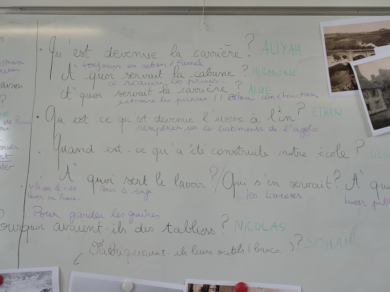 Les questions à poser et les réponses sont notées au tableau.