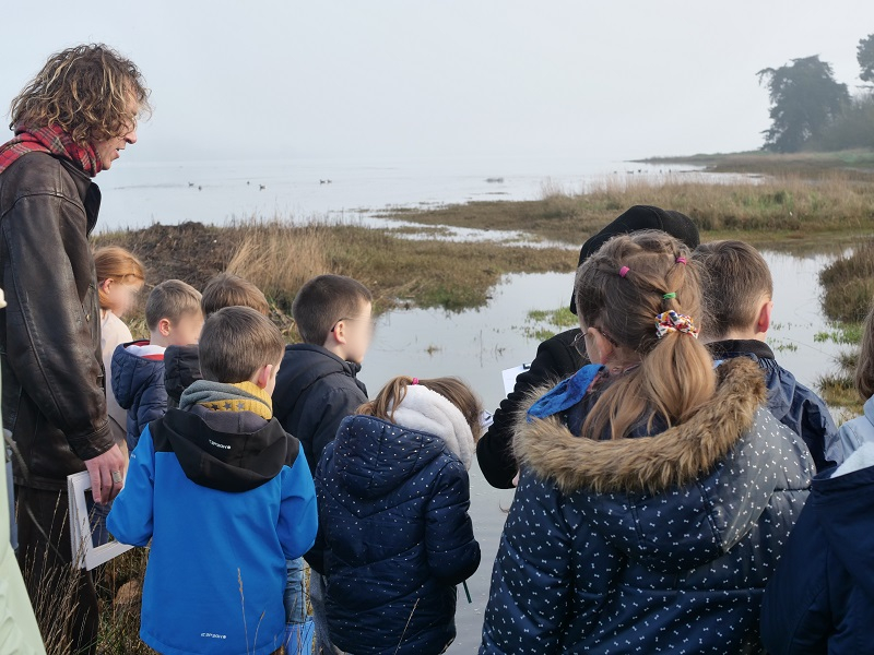 Les élèves en observation sur la rive du Trieux.