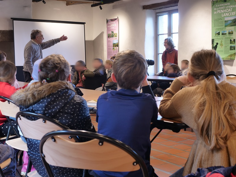 A la Maison de l'estuaire, les élèves à l'écoute de Mr Dervilly.