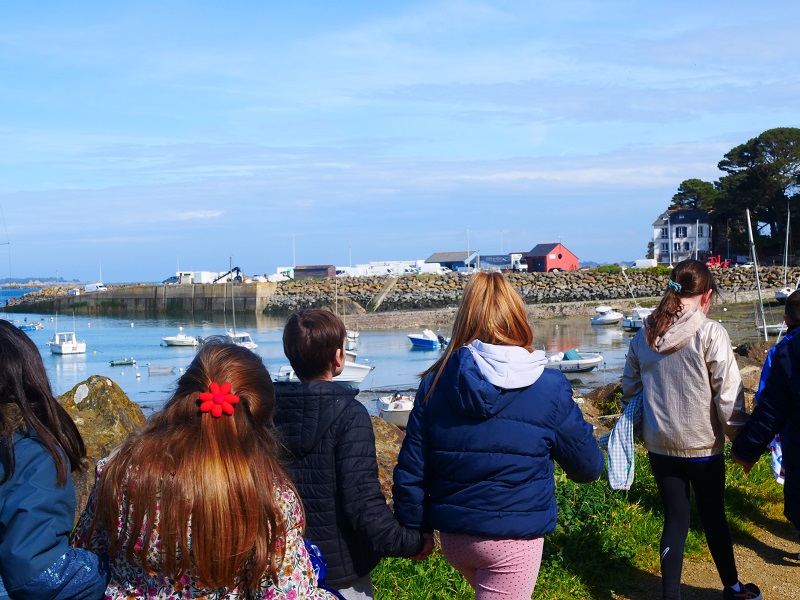 Un groupe d'enfants en balade sur le port de Loguivy.