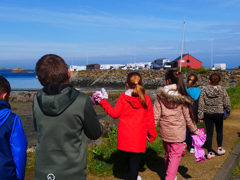 Un groupe d'enfants en balade sur le port de Loguivy.