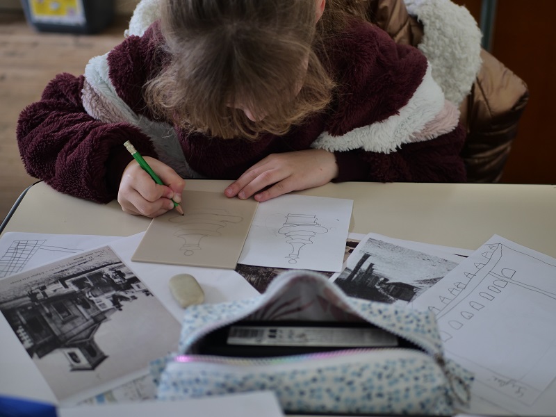 Les élèves s'entrainent à la linogravure.