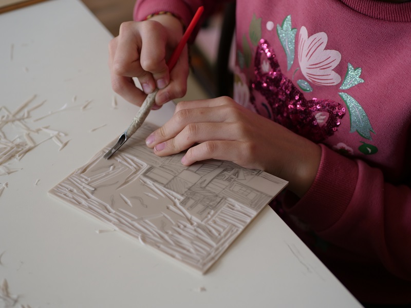 Les élèves s'entrainent à la linogravure.