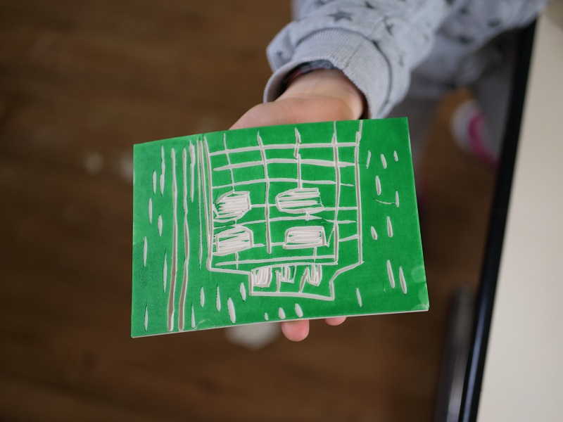 Les élèves s'entrainent à la linogravure.