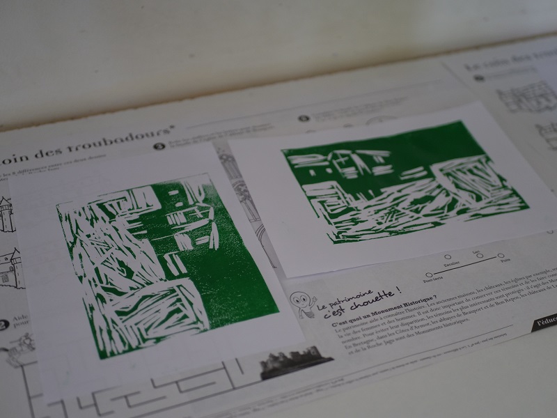 Les élèves s'entrainent à la linogravure.
