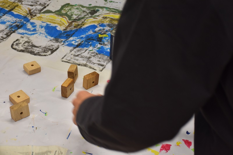 Les élèves vernissent les pièces en bois