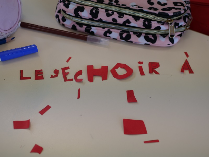 Les élèves découpent des formes dans du papier
