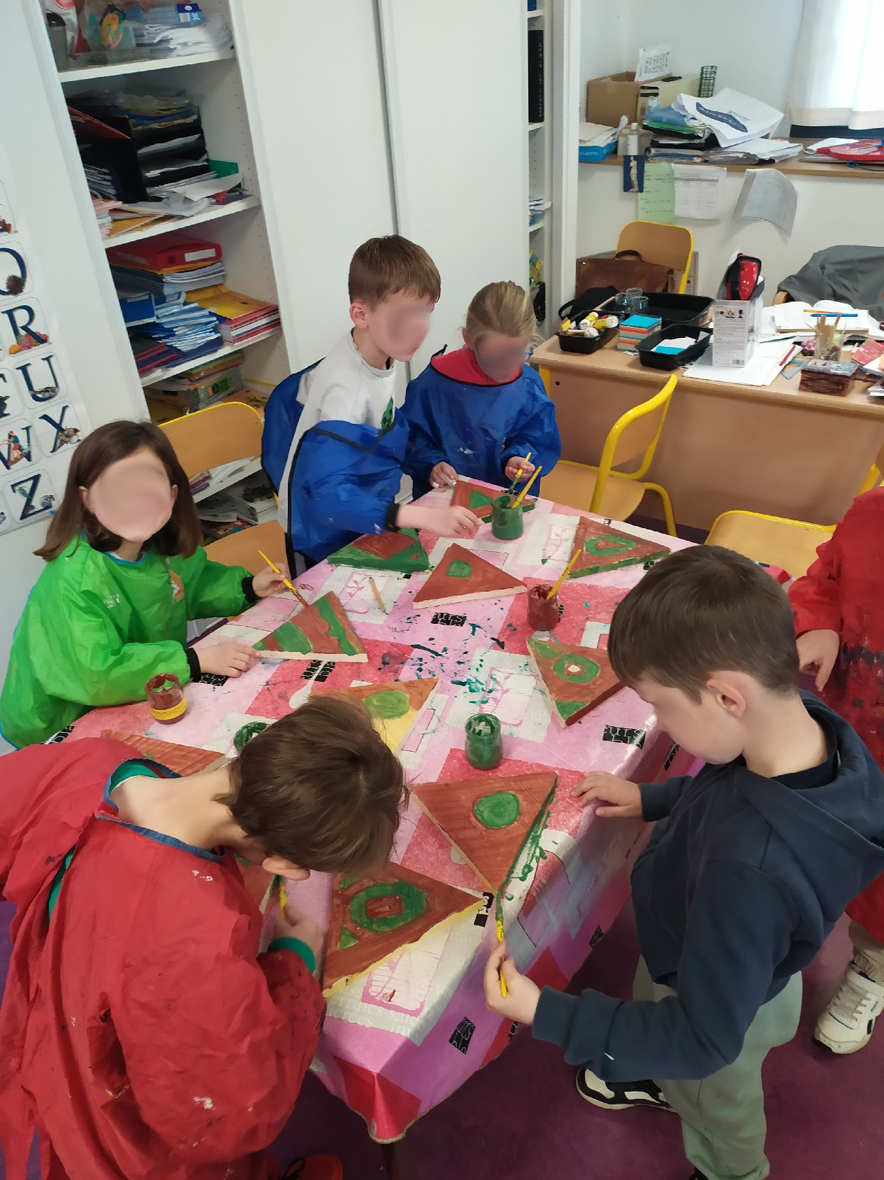 Les élèves réalisent les premières peintures pour le bac.