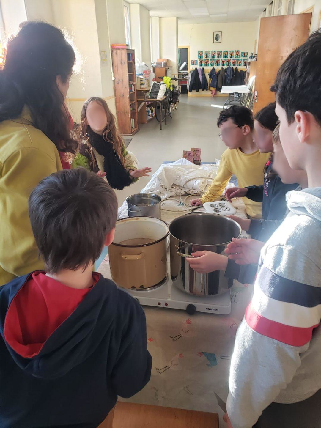 Les élèves récoltent les draps qui serviront à la confection de la voile.