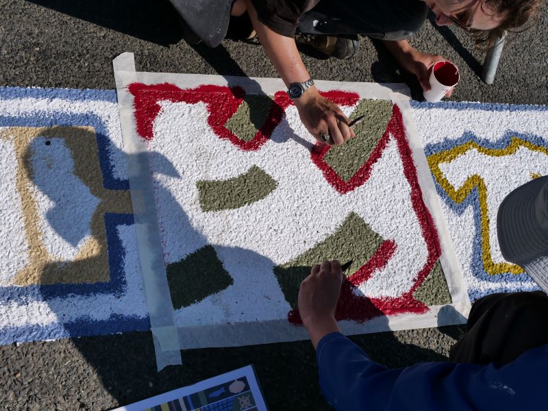 Peinture au sol sur le port de Loguivy