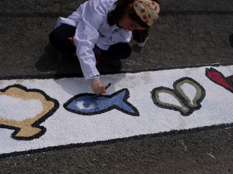 Peinture au sol sur le port de Loguivy