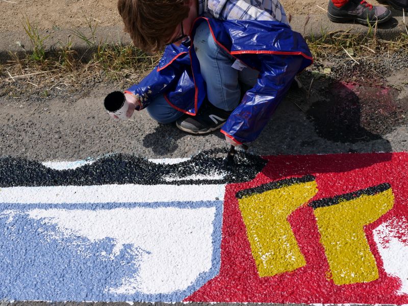 Peinture au sol sur le port de Loguivy