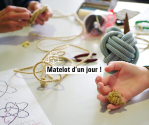 Un enfant montre la pomme de touline qu'il a réalisé