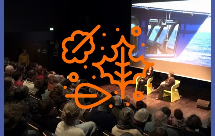 Le public assiste à une conférence